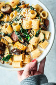 Pasta with spinach, mushrooms and chilli