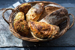 Artisan Bread, Pasties und Scones im Brotkorb