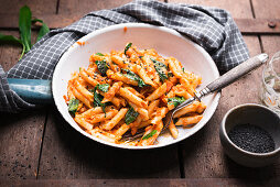 Vegane Penne mit Linsen-Karotten-Bolognese, Bärlauch, Sesam und Würzhefeflocken