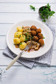 Kartoffeln mit Weisskohlgemüse und veganen Bohnenhackbällchen