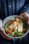 Halloumi mit Romanasalat, Paprika, Tomaten, Karotten und Hanfsamen