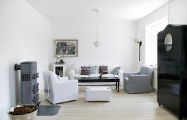 Klassisches Wohnzimmer in Weiß, Grau und Schwarz