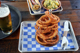 Turm aus frittierten Zwiebelringen im Biergarten