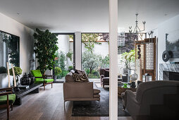 Wohnzimmer mit Erdfarben mit Zugang zum Innenhofgarten