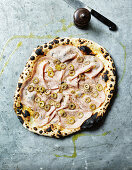 Pizza Mortadella mit Oliven, Parmesan, Knoblauch und Fior di Latte