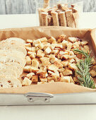 Bread crisps, bread sticks and croutons