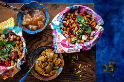 Chaat-Salat (scharfer Kichererbsensalat, Indien) mit Chutney