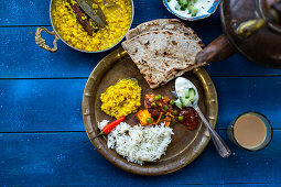 Dahl mit Reis, Chapati und Chutney (Indien)