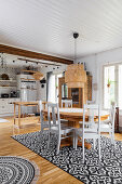 Offener Wohnraum mit Esstisch und Küche im Landhausstil mit Bohoflair