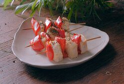 Chicken and peppers brochettes being prepared