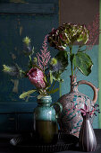 Vasen mit Hortensie, Protea, Prachtspiere und Mannstreu 'Supernova'