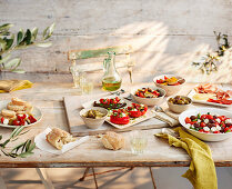 Verschiedene Snacks und Salate für ein Picknick