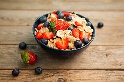 Breakfast Bowl mit Beeren und Cornflakes