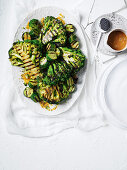 Grillgemüse (Brokkoli, Zucchini) mit Miso-Dressing