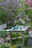 Flieder Tischdekoration im Garten