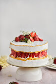 Fault Line Cake mit Erdbeeren