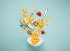 Cornflakes und Obst als Zutaten fürs gesunde Frühstück