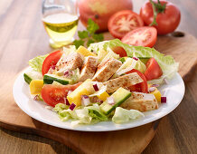 Gemüsesalat mit Hähnchen und Ananas