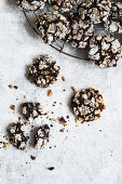 Chocolate Crincle Cookies mit Nüssen