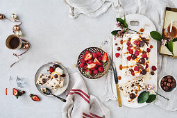 Weihnachtliches Eisdessert mit Früchtekuchen und Beeren