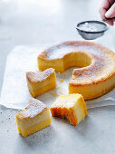 'Magischer' Custard Cake mit Polenta und Fenchel wird überzuckert