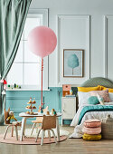 Luftballon auf dem Tisch im pastellfarbenen Kinderzimmer