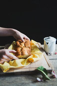 Hände legen Kuchen auf Schneidebrett