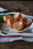 Eierschalen auf geblümtem Teller