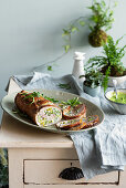 Kalbsrollbraten mit Ricotta, Spargel, Rucola und Pistazien