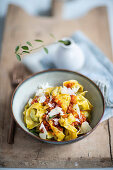 Tortelli mit Borretsch-Lamm-Füllung, Tomatensauce und Parmesan