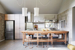 Rustikaler Holztisch in Küche in Grautönen