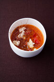 Tomaten-Amarant-Suppe mit Schafskäse und Bronzefenchel