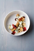 Roquefort-Haselnuss-Crumble mit Fenchelsamen und Feigen-Chutney