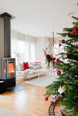 Weihnachtsbaum und Kaminofen im modernen Wohnzimmer