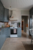 Rustikale Wohnküche im Landhausstil mit grauen Fronten