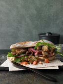 Sandwich mit Kalbsbraten und Champignons in Hummus-Dressing