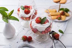 Veganes Erdbeer-Tiramisu mit Joghurtsahne im Glas