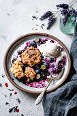 Blaubeer-Cobbler mit Haferkeksen, Lavendel und Eis in Keramikschale