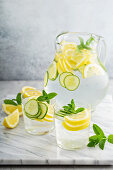 Erfrischende Limonade mit Gurke, Minze und Zitrone