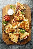 Quesadillas mit Pilzen, Spinat und Käse, dazu Sauerrahm und Salsa