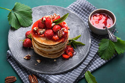 Vegane Pfannkuchen mit Erdbeer-Kompott, Pekannüssen und Minze