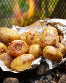 Grillkartoffeln auf Alufolie