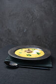 Karotten-Ingwer-Cremesuppe mit Shiitakepilzen