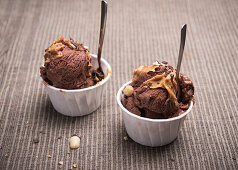 Veganes Schokoladen-Erdnussbutter-Eis