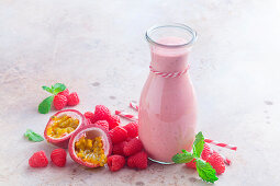 Smoothie mit Himbeeren und Maracuja