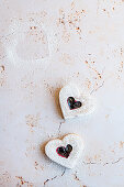 Herzförmige Kekse mit Himbeermarmelade