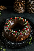 Schokoladenkuchen mit Cranberries und Rosmarin zu Weihnachten