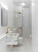 Modernes, minimalistisches Bad in Weiß mit Marmorwaschbecken und ebenerdiger Dusche