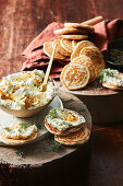 Blinis mit Seeigel-Frischkäse und Dill (Flinders Island, Australien)