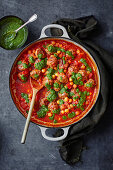 Meatball stew with coriander chutney